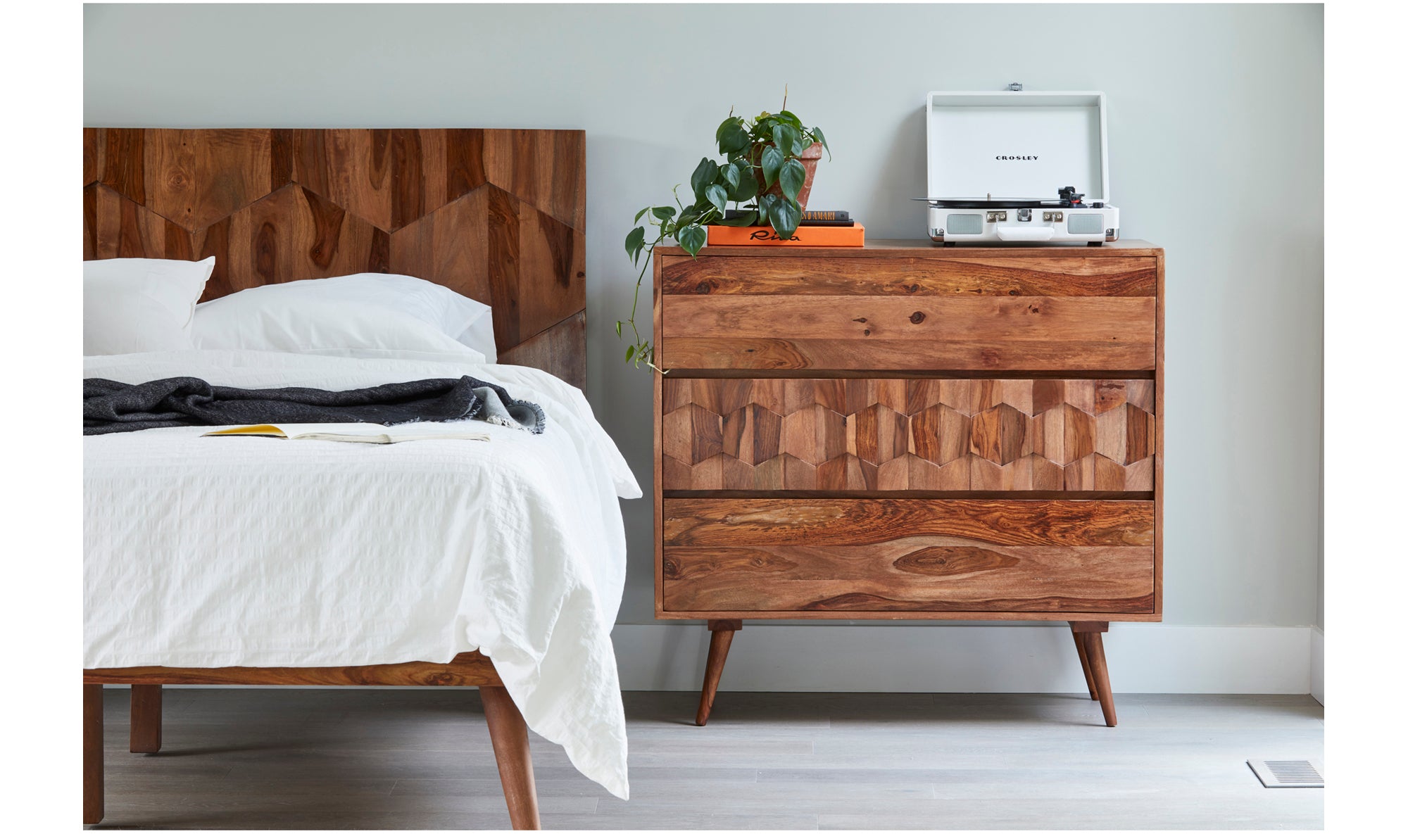 O2 3 DRAWER NIGHTSTAND BROWN