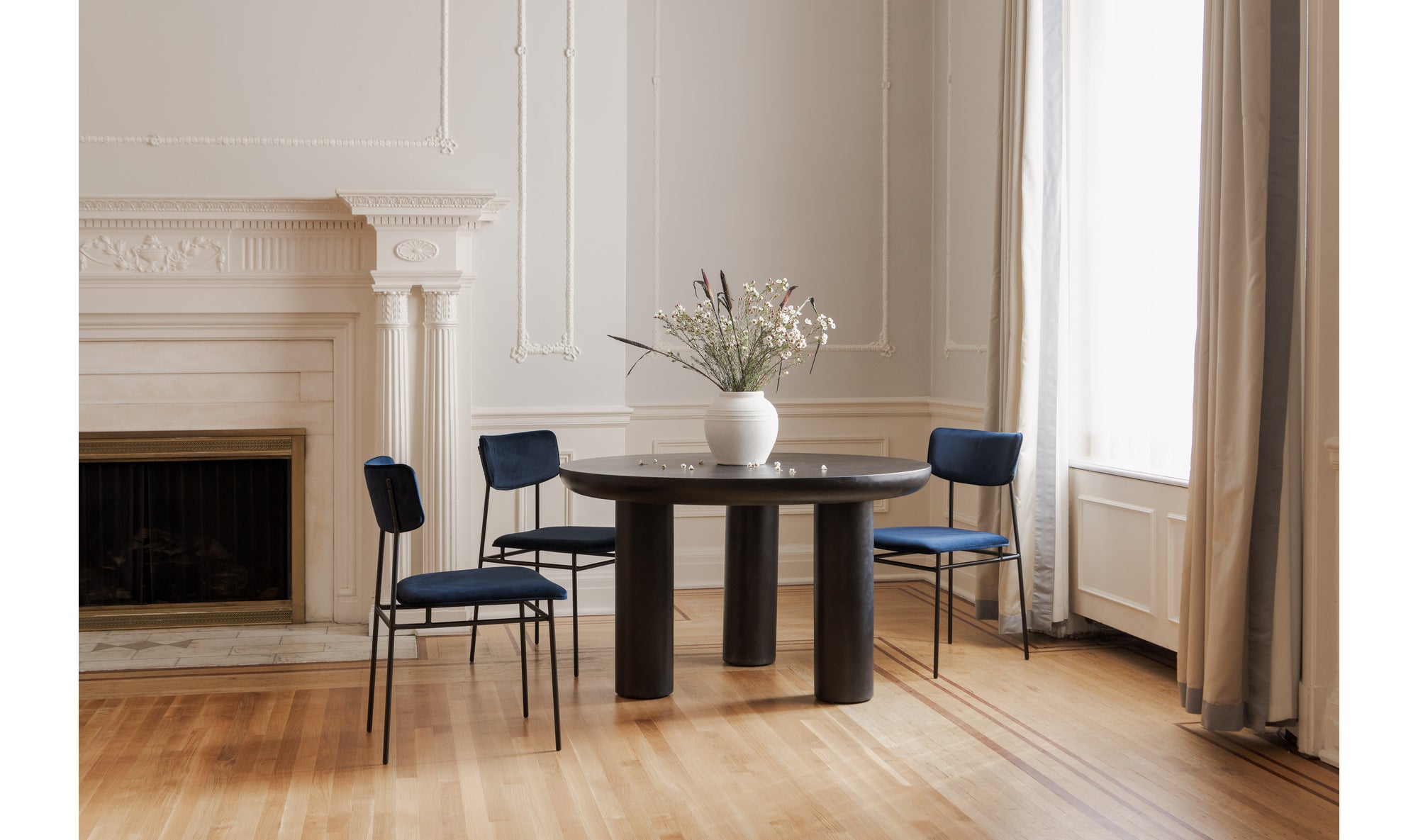 ROCCA ROUND DINING TABLE