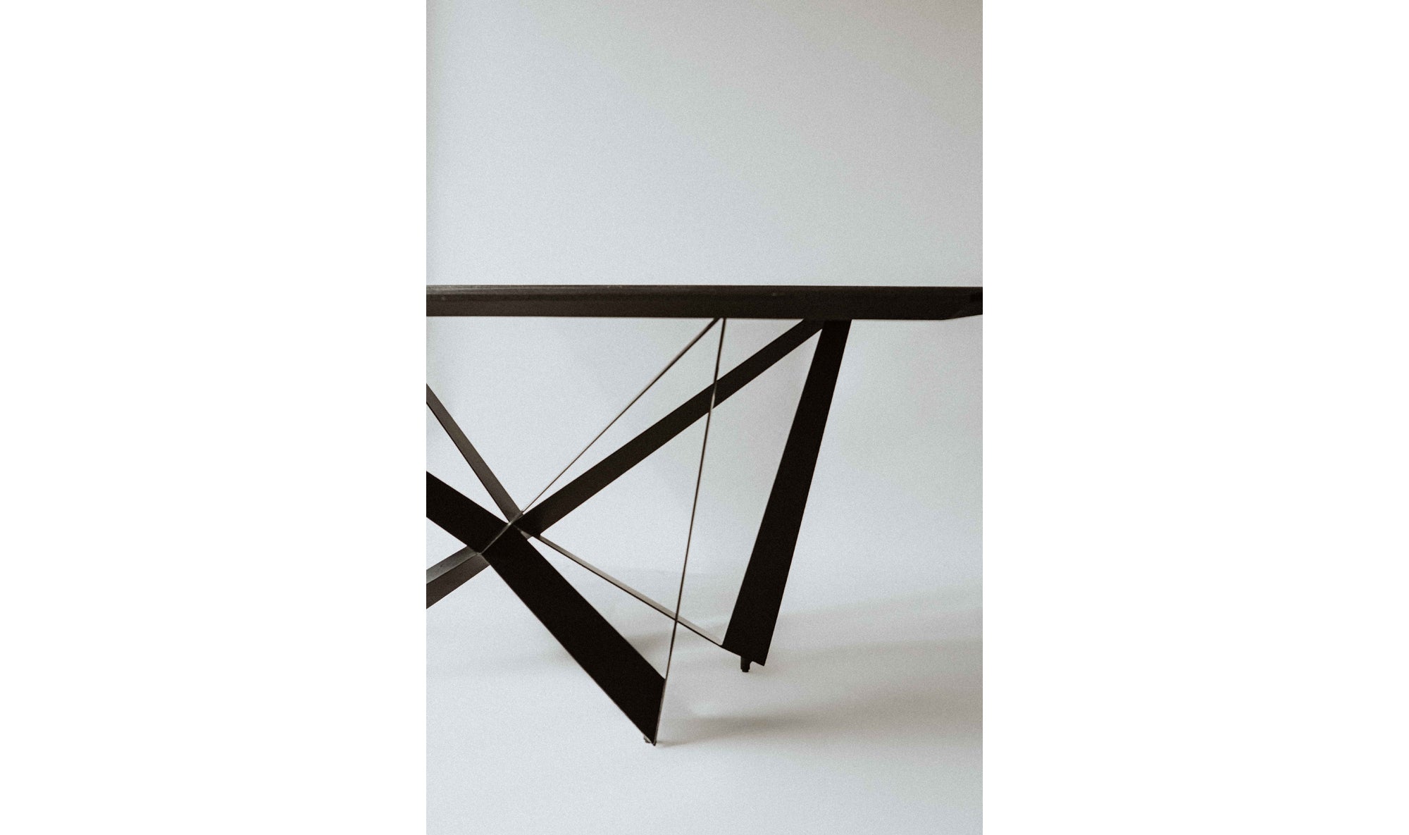 BROLIO DINING TABLE