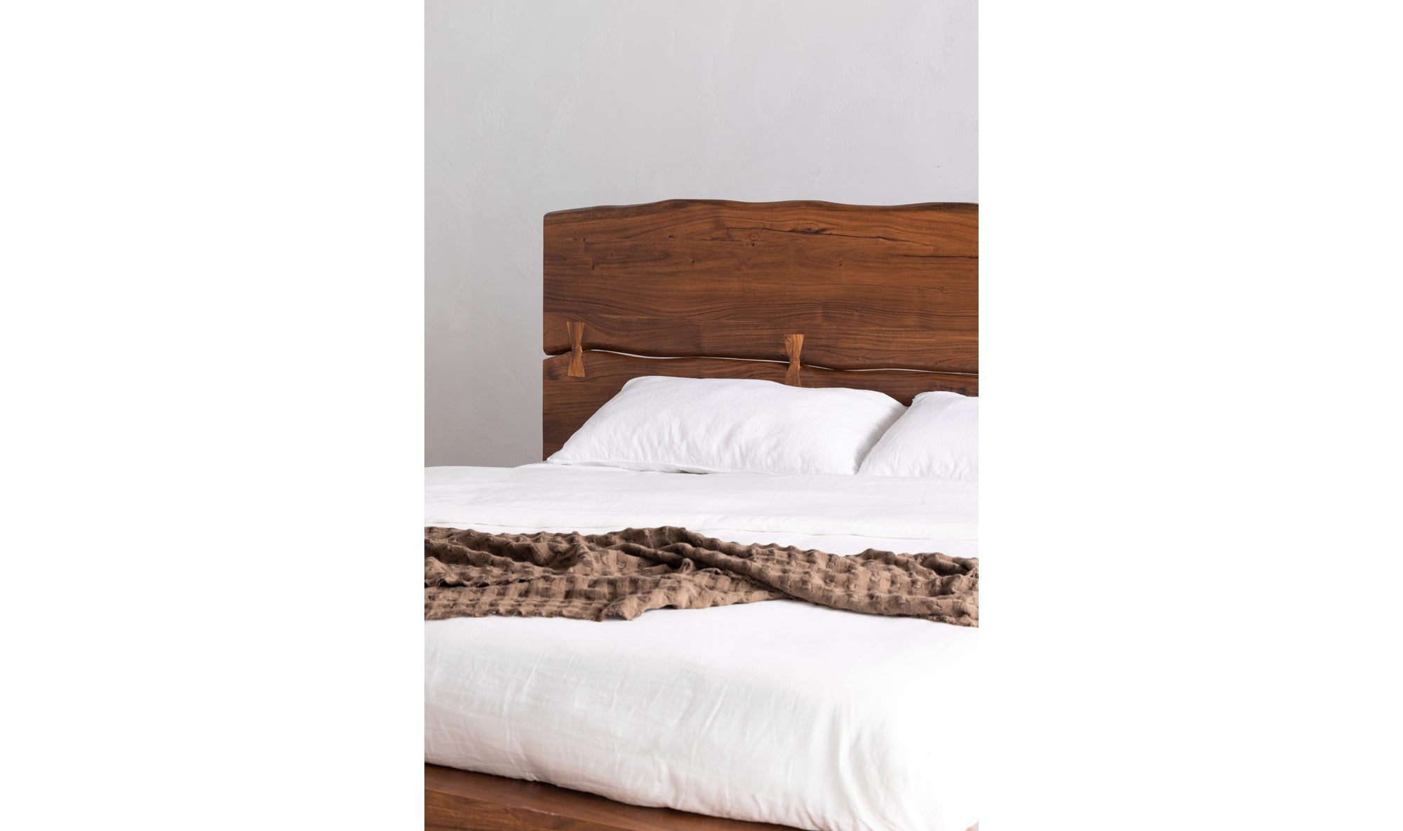 MADAGASCAR PLATFORM BED QUEEN