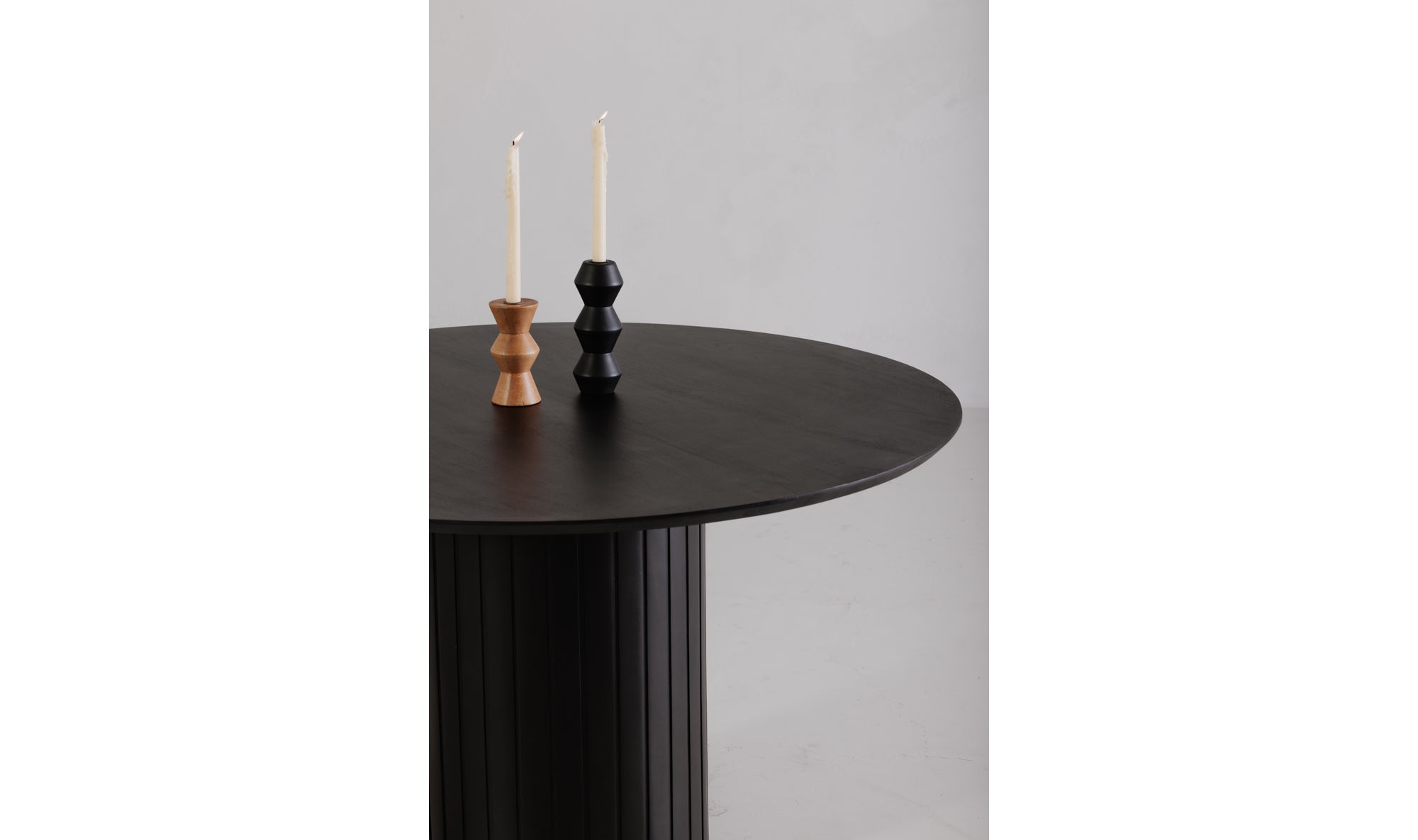 POVERA ROUND DINING TABLE